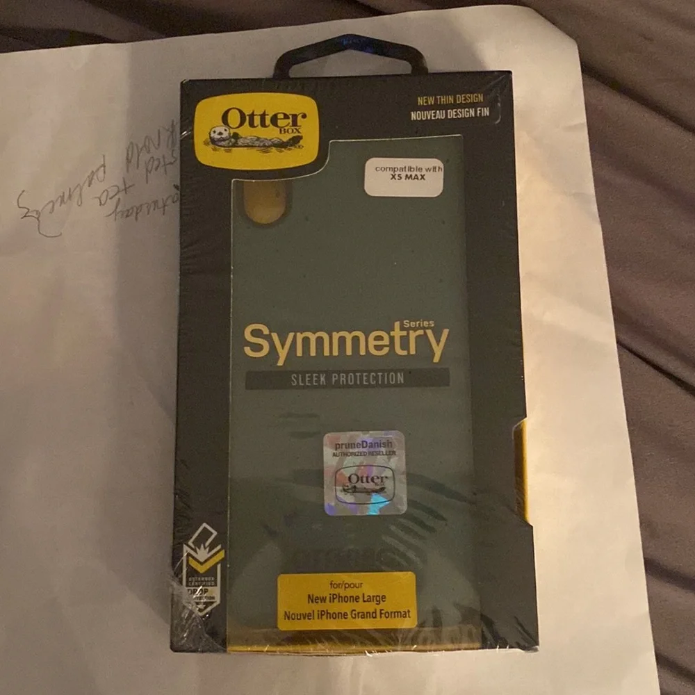 New Otter Box Symmetry Sleek Protection. Compatible with IPhone 14 and XS MAX